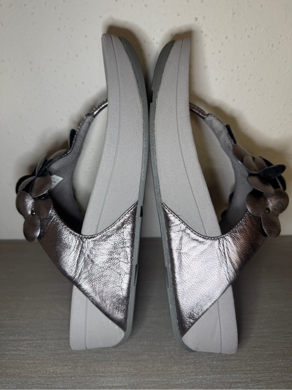 FitFlop Fleur Silver/Pewter Flower Comfort Wedge Flip Flop Thong Sandals US 6 - Picture 6 of 9